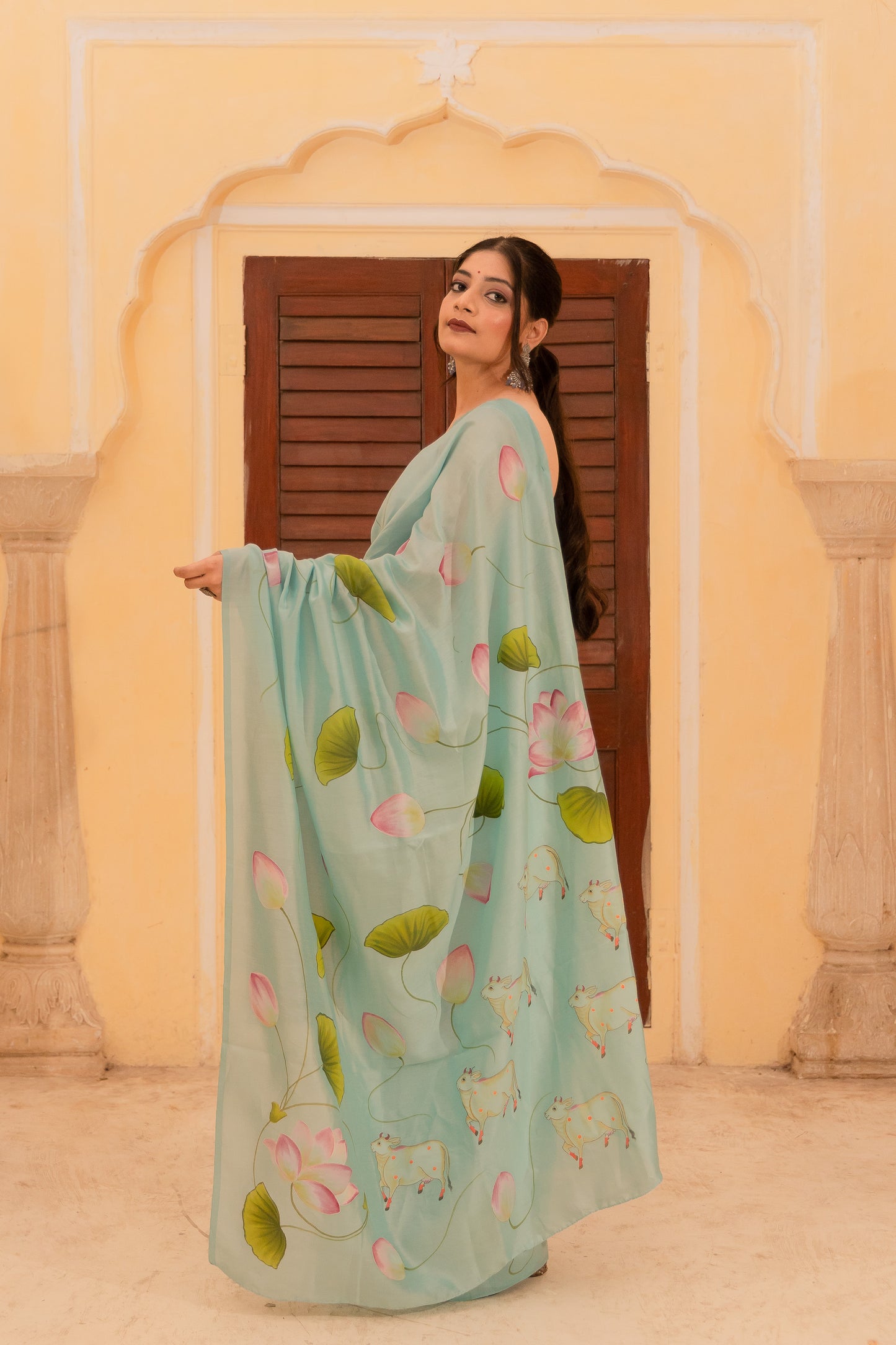 Wrapped in a masterpiece—Chanderi silk and Pichwai art 💚🌼