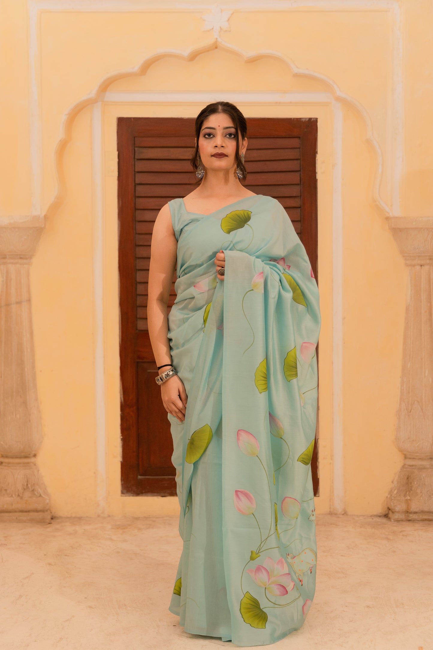 Wrapped in a masterpiece—Chanderi silk and Pichwai art 💚🌼