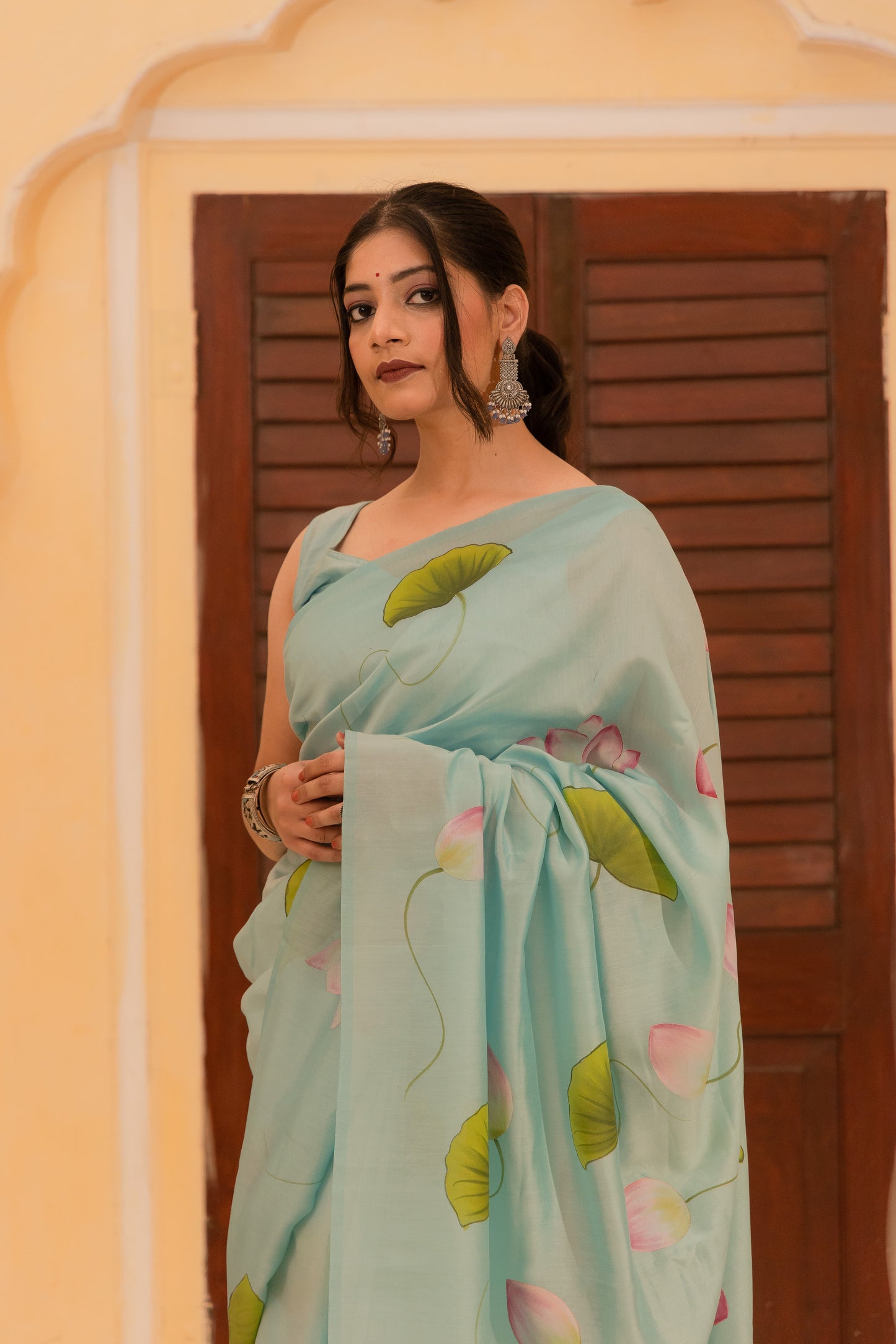 Wrapped in a masterpiece—Chanderi silk and Pichwai art 💚🌼