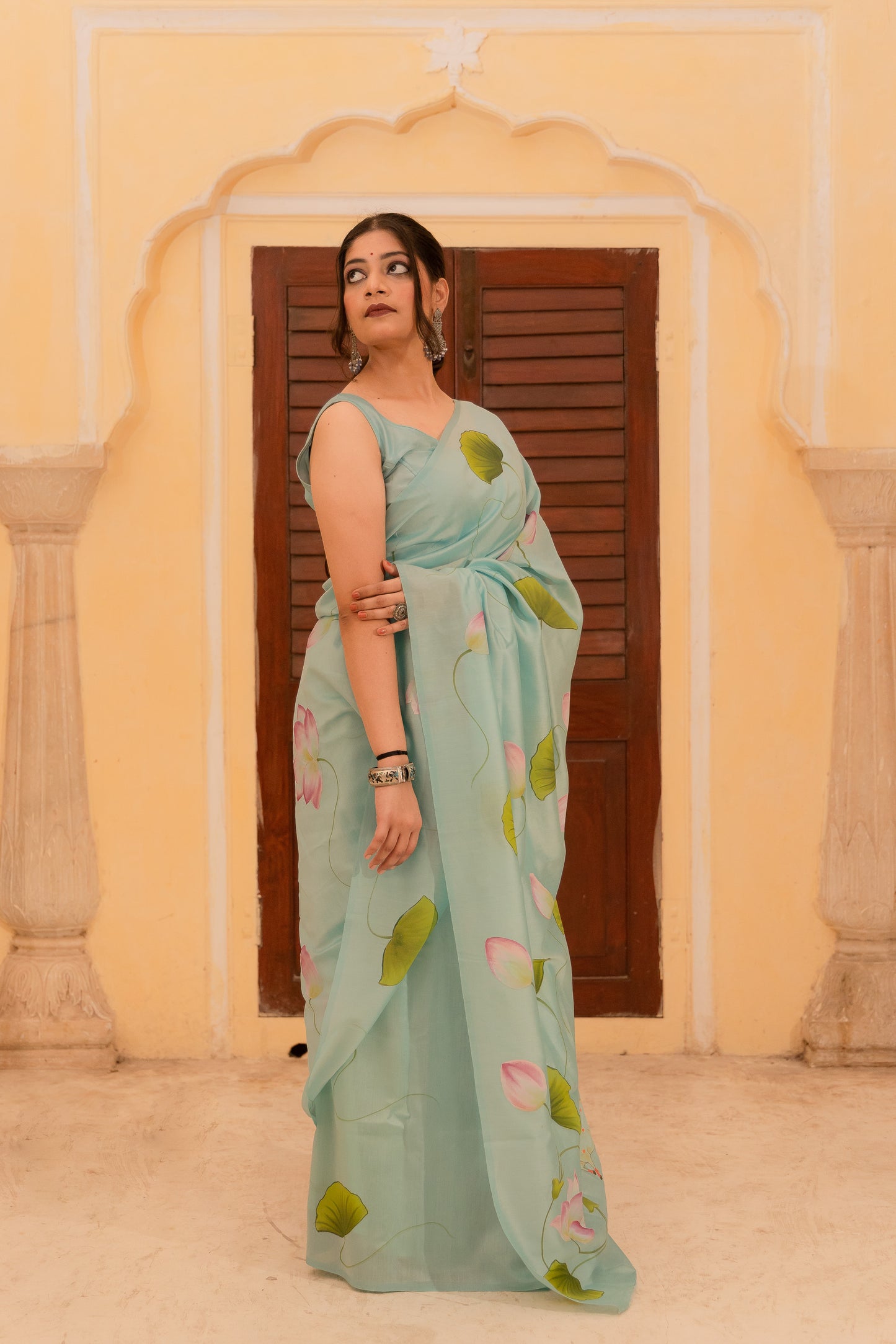 Wrapped in a masterpiece—Chanderi silk and Pichwai art 💚🌼