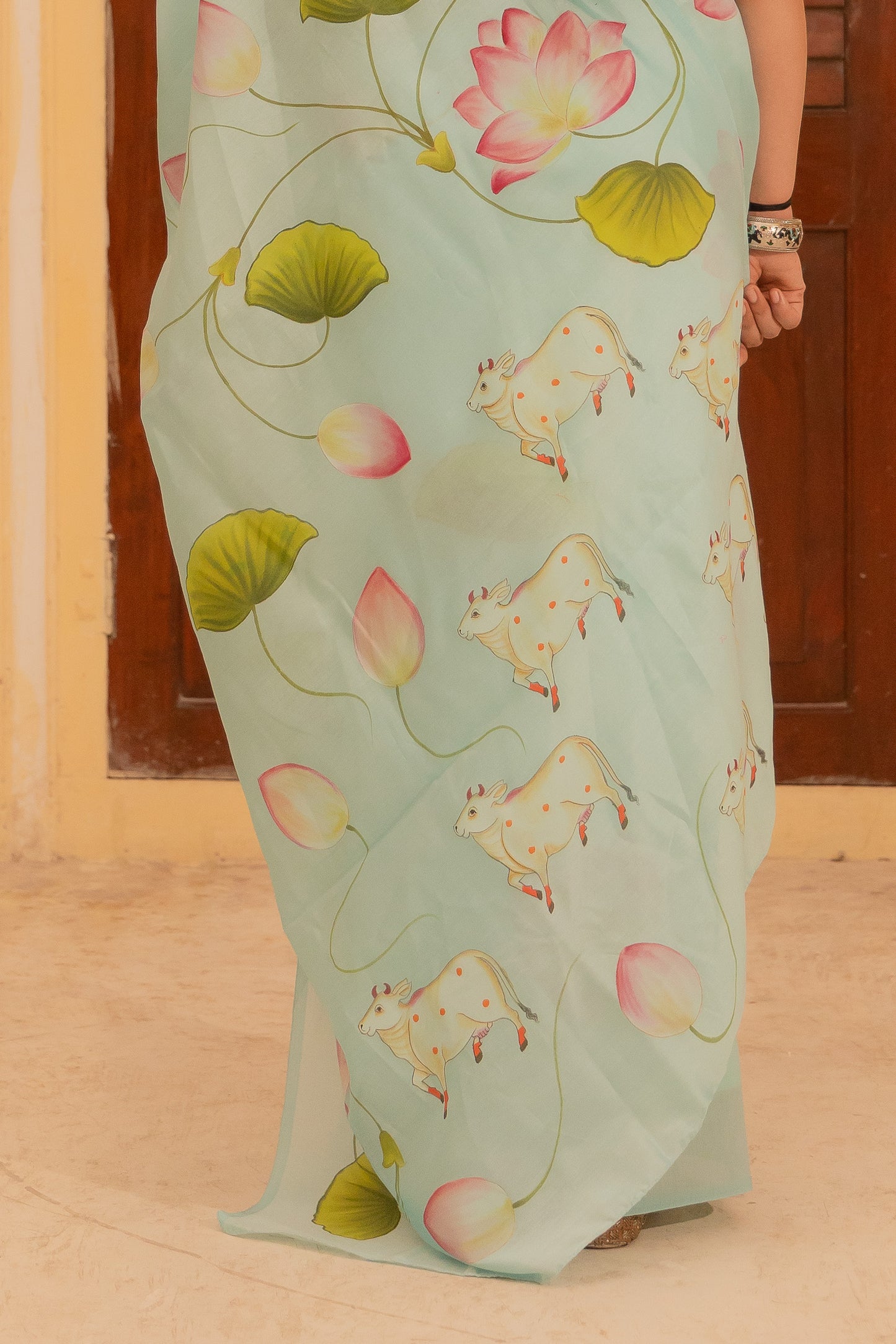 Wrapped in a masterpiece—Chanderi silk and Pichwai art 💚🌼