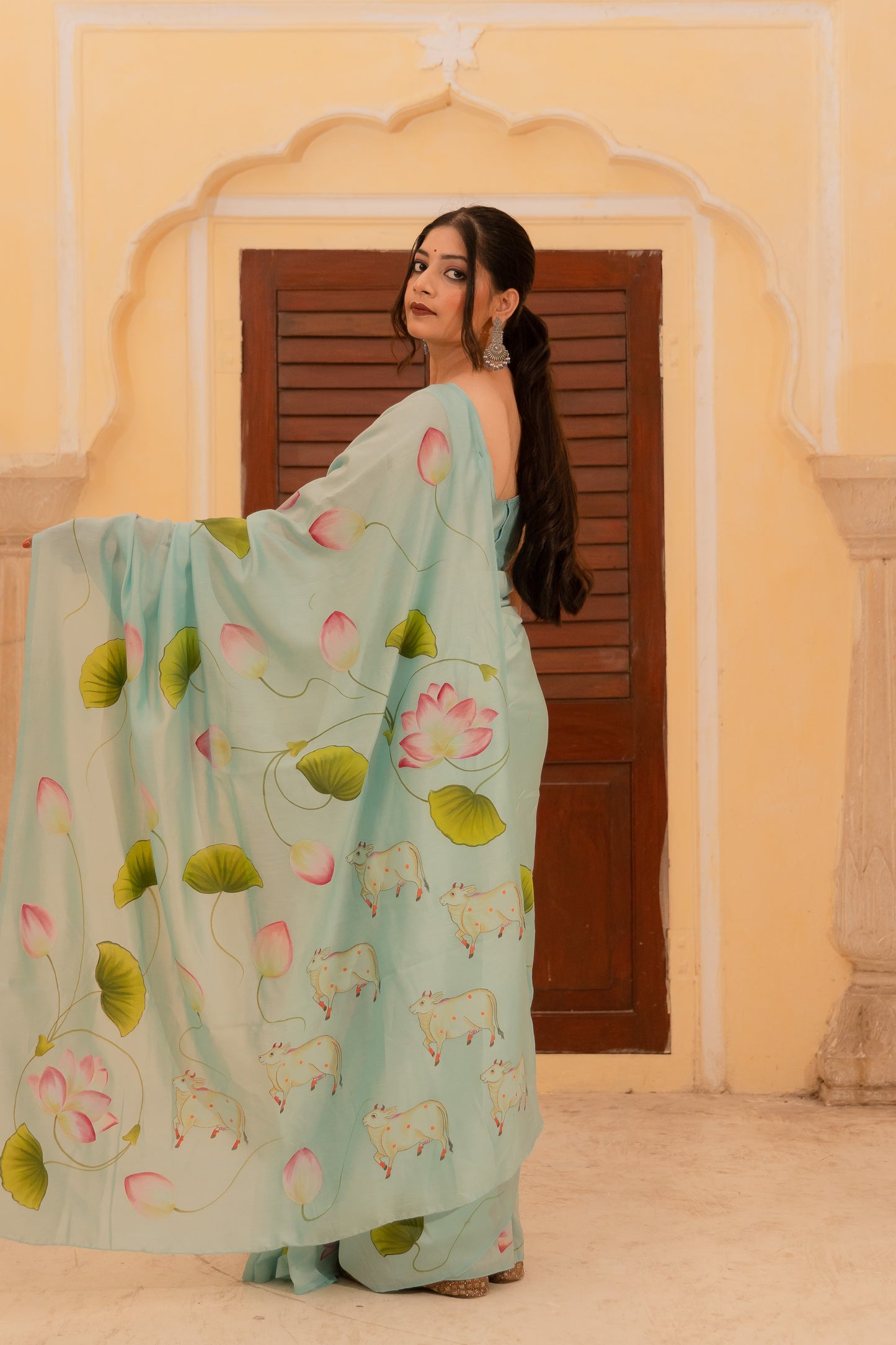 Wrapped in a masterpiece—Chanderi silk and Pichwai art 💚🌼