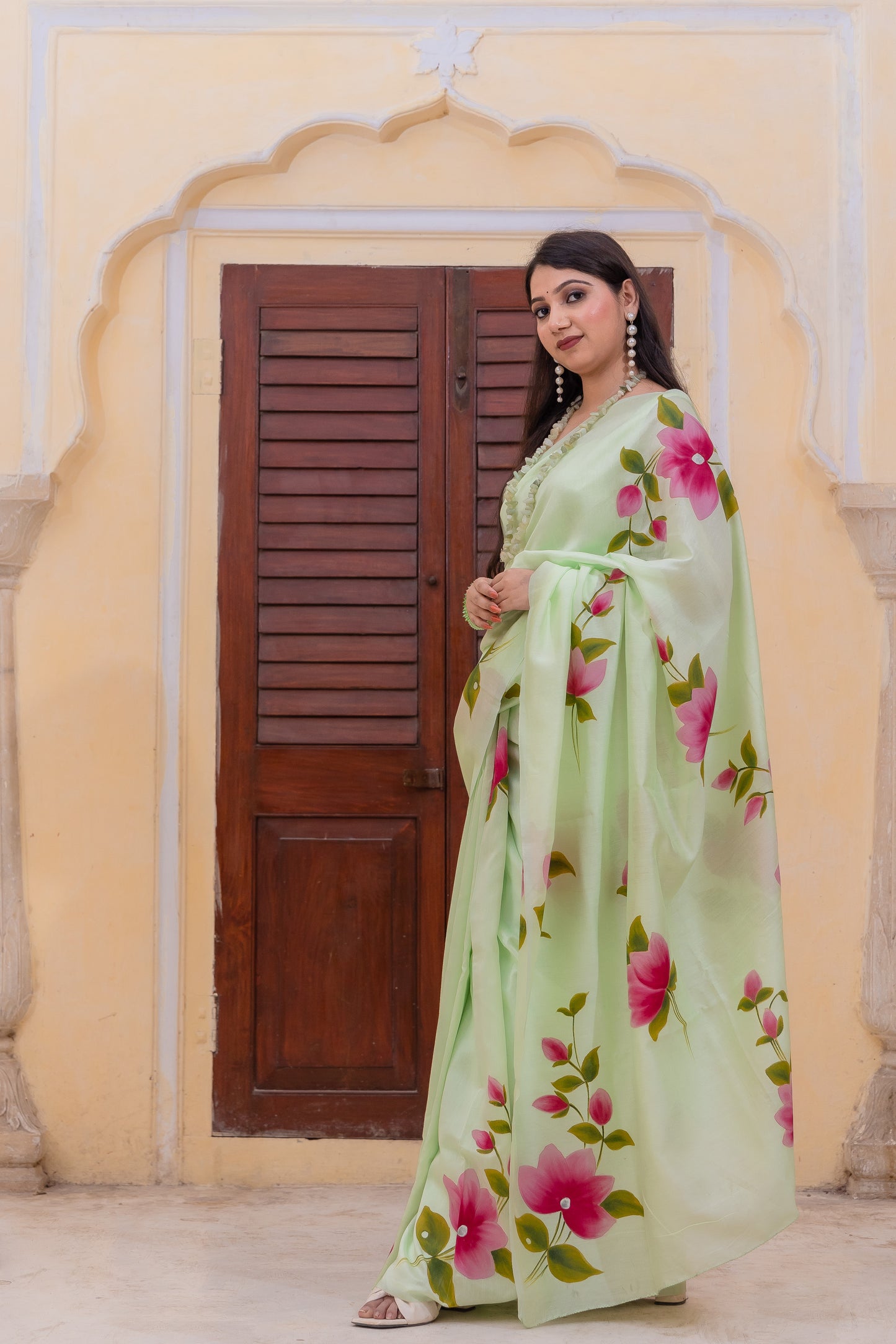 Wrap yourself in the serenity of nature - perfect blend of elegance and freshness 🌸💚