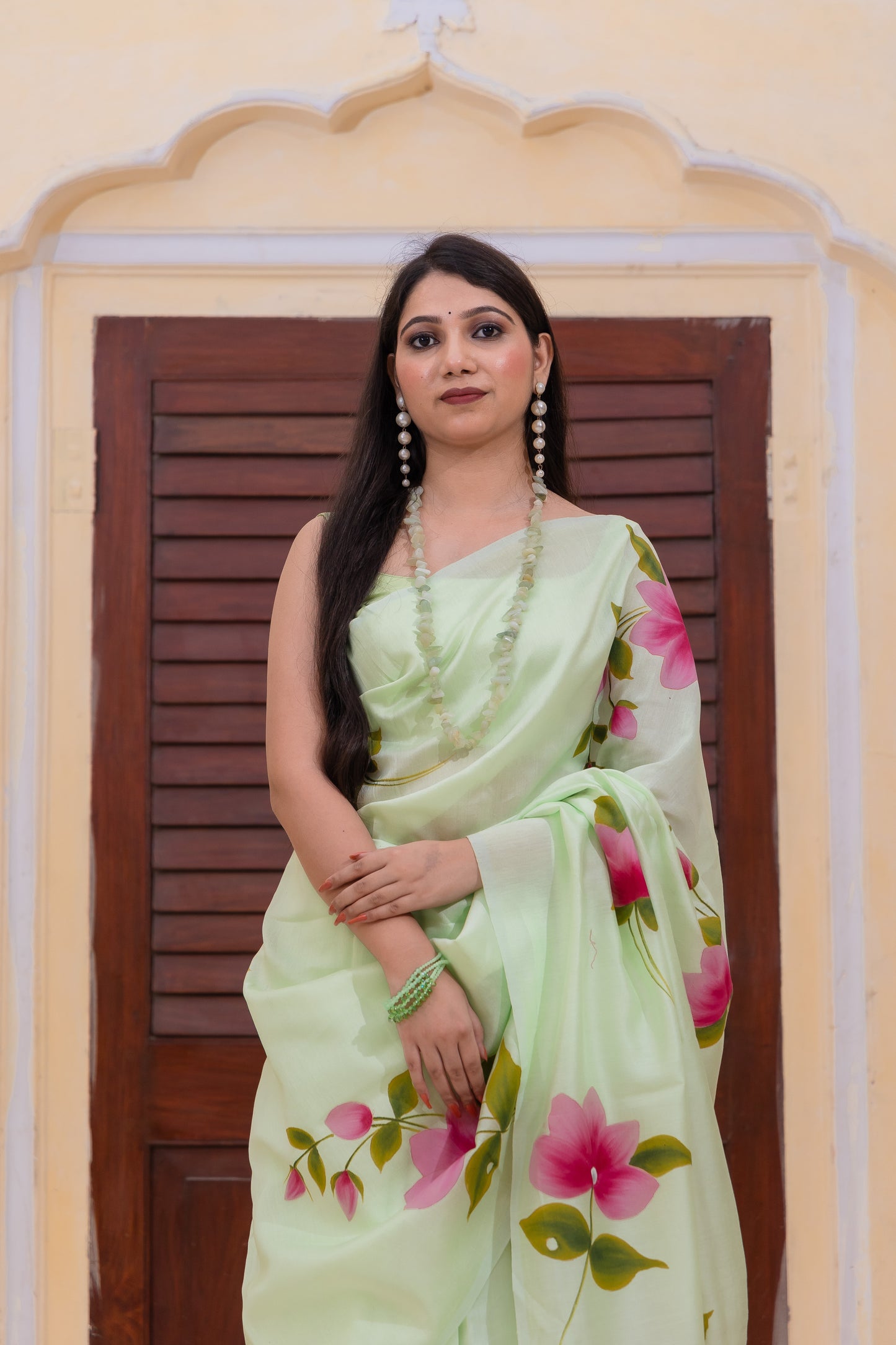 Wrap yourself in the serenity of nature - perfect blend of elegance and freshness 🌸💚