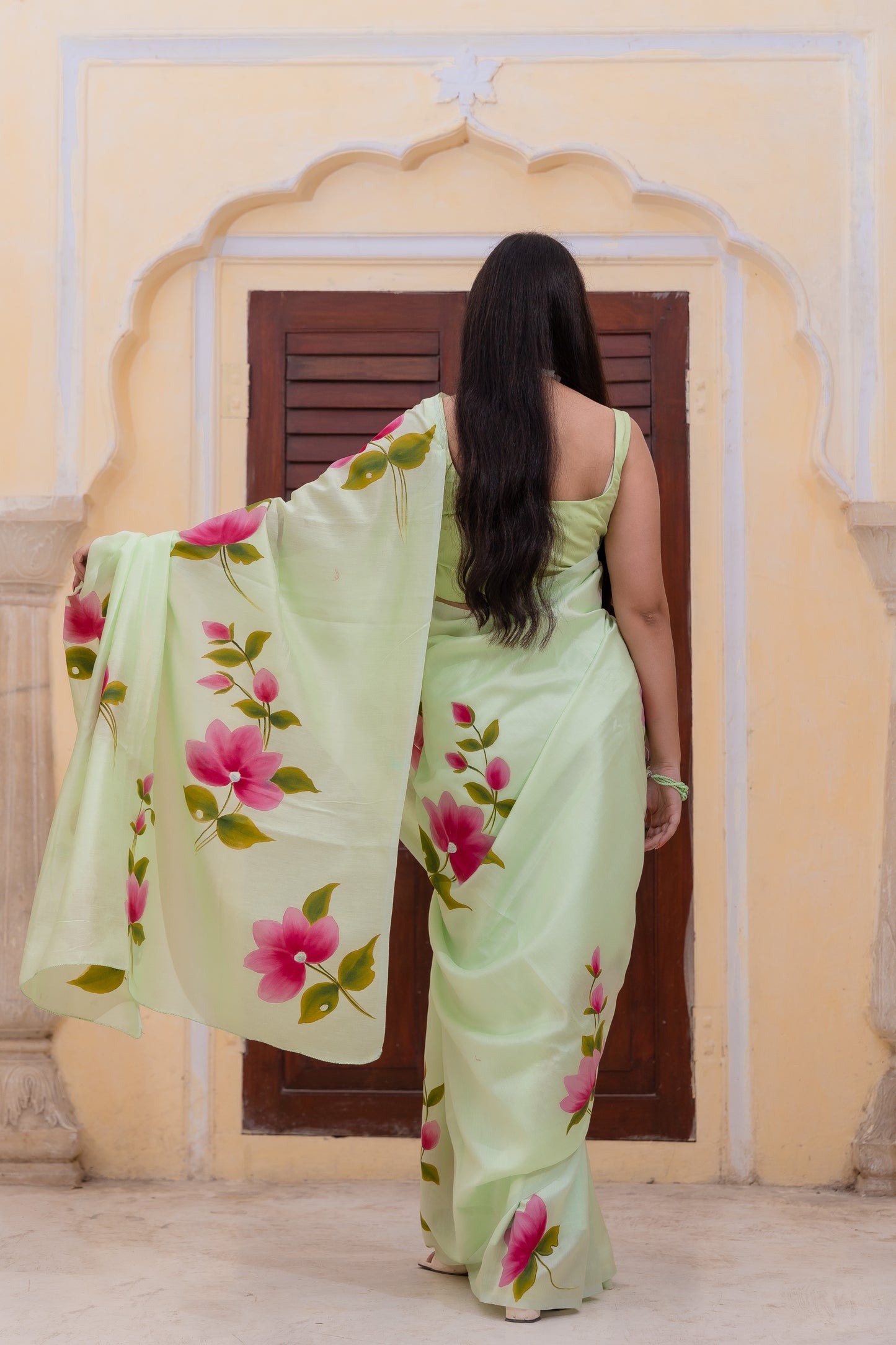 Wrap yourself in the serenity of nature - perfect blend of elegance and freshness 🌸💚