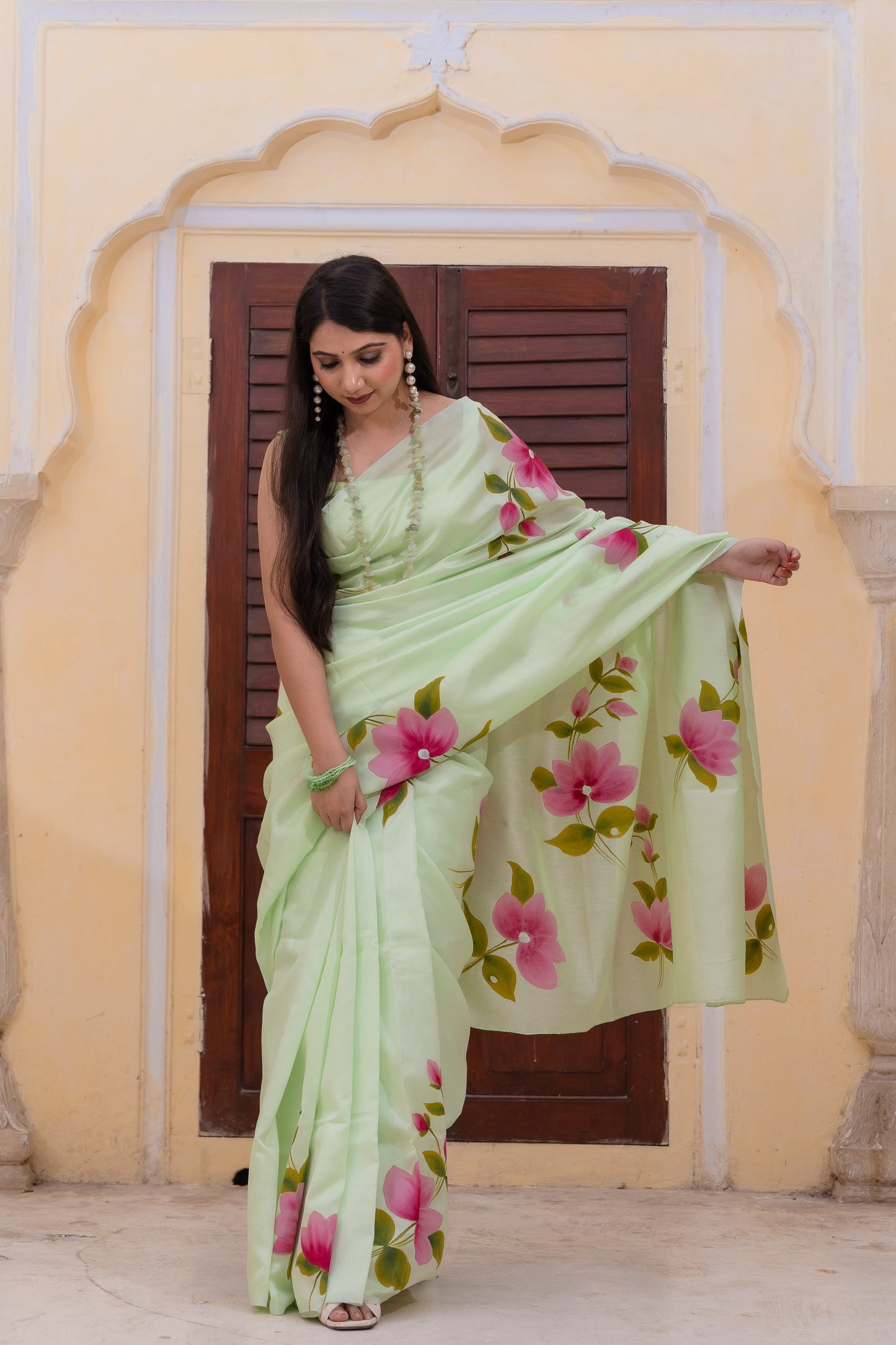 Wrap yourself in the serenity of nature - perfect blend of elegance and freshness 🌸💚