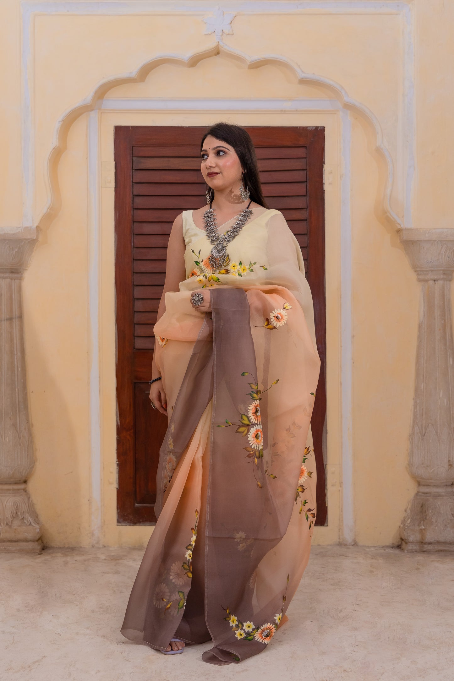 Adorned with delicate florals - beauty of nature with this stunning three-shaded brown saree 🌼 🍂