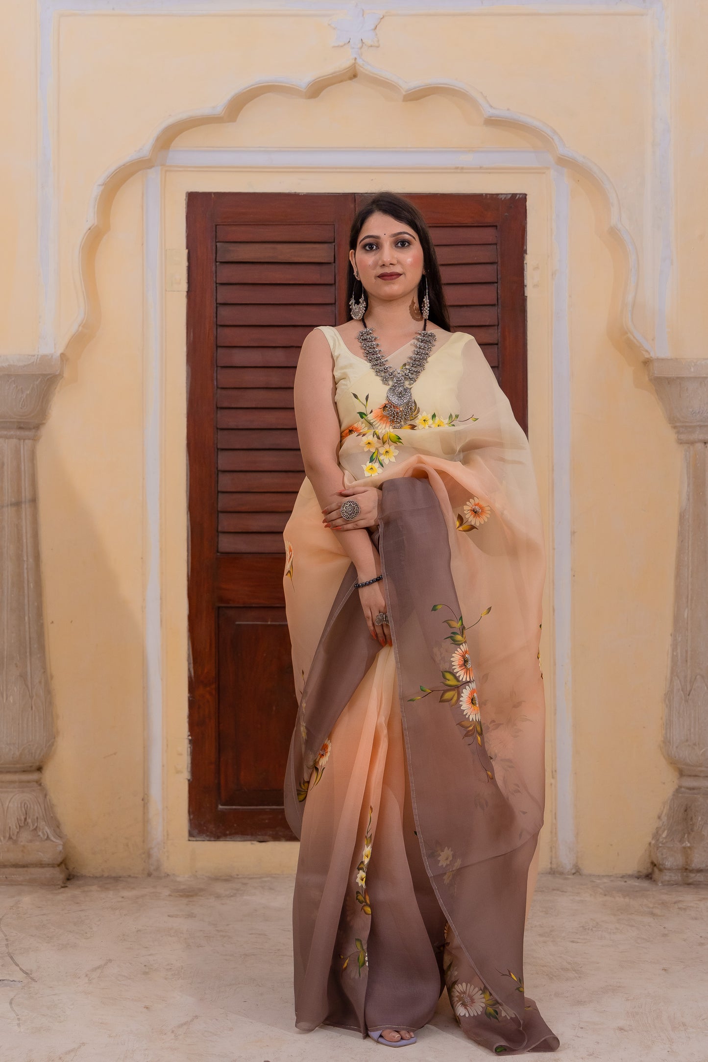 Adorned with delicate florals - beauty of nature with this stunning three-shaded brown saree 🌼 🍂