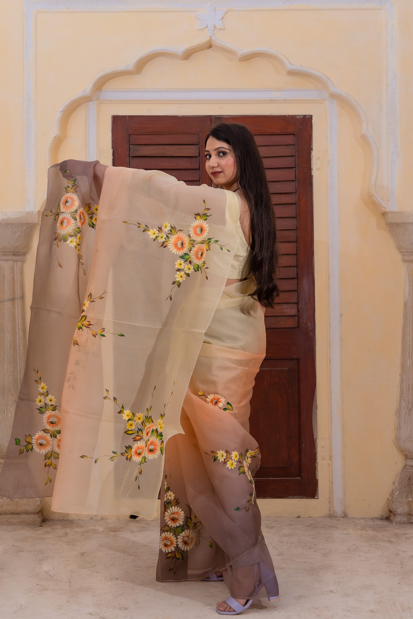 Adorned with delicate florals - beauty of nature with this stunning three-shaded brown saree 🌼 🍂