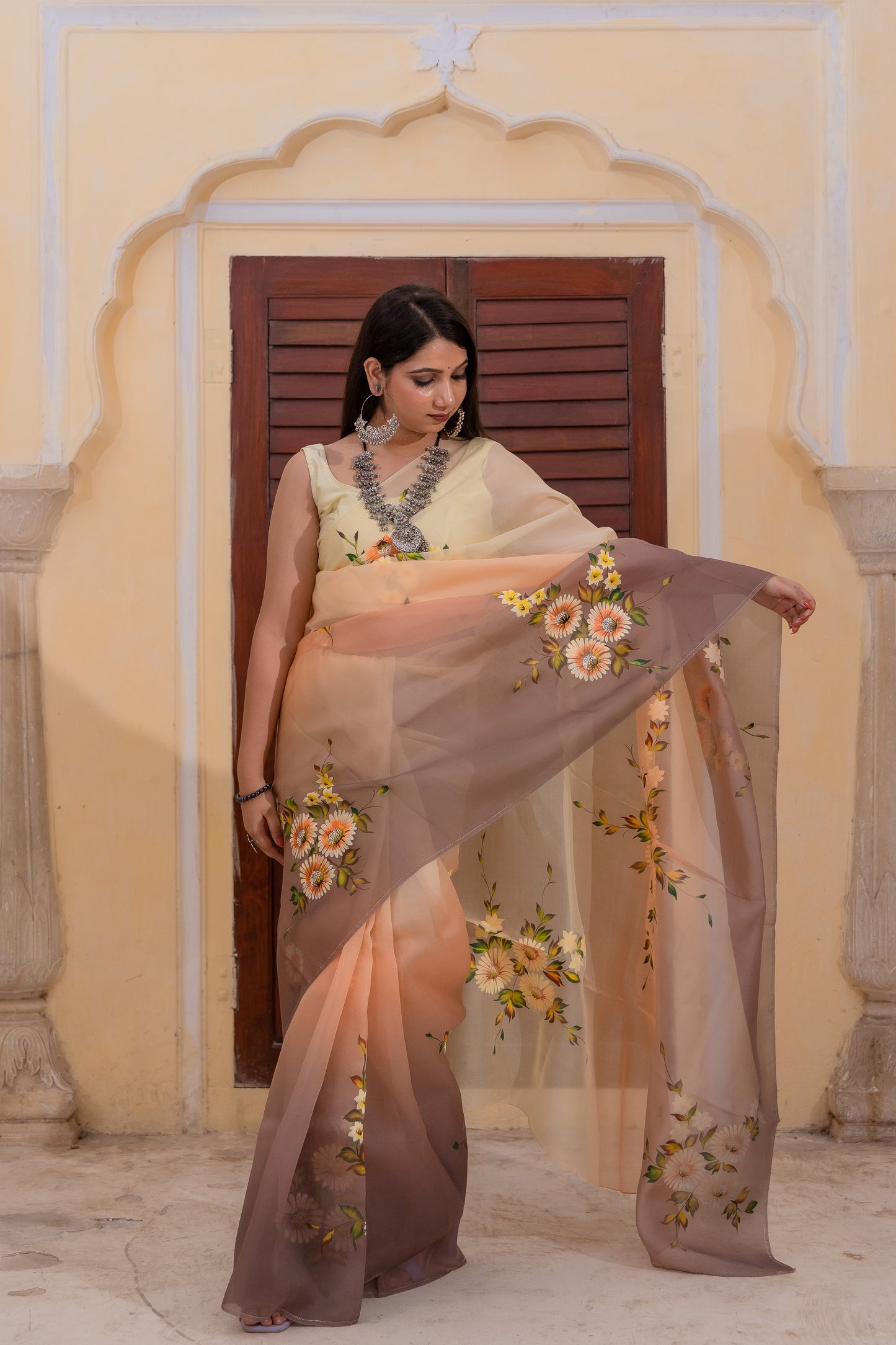 Adorned with delicate florals - beauty of nature with this stunning three-shaded brown saree 🌼 🍂
