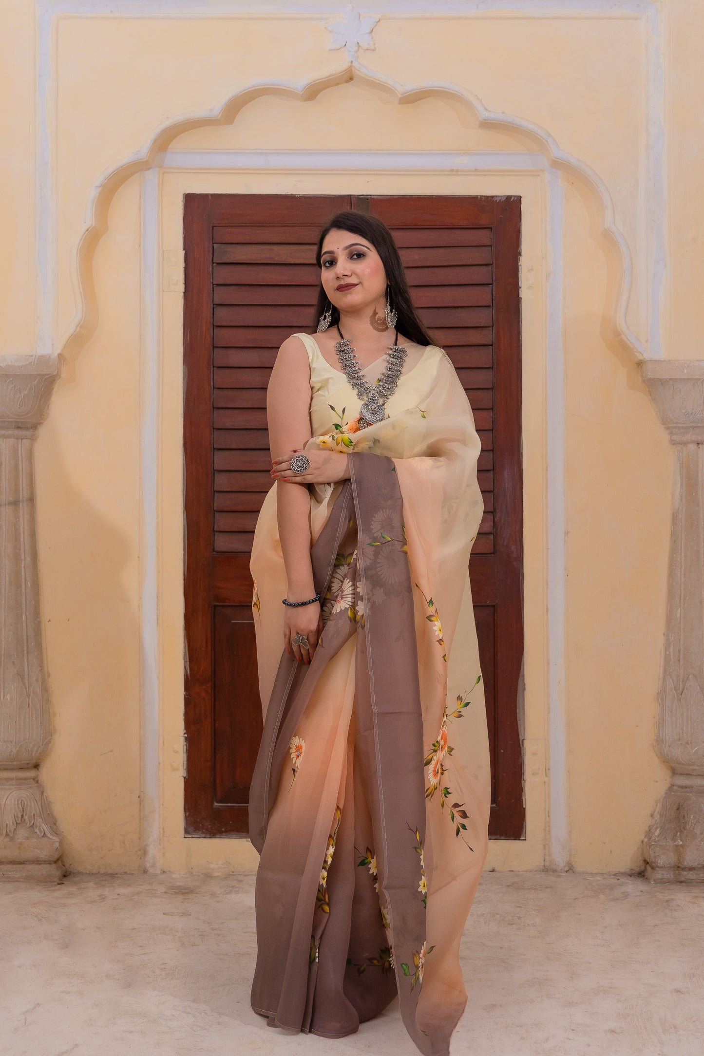 Adorned with delicate florals - beauty of nature with this stunning three-shaded brown saree 🌼 🍂