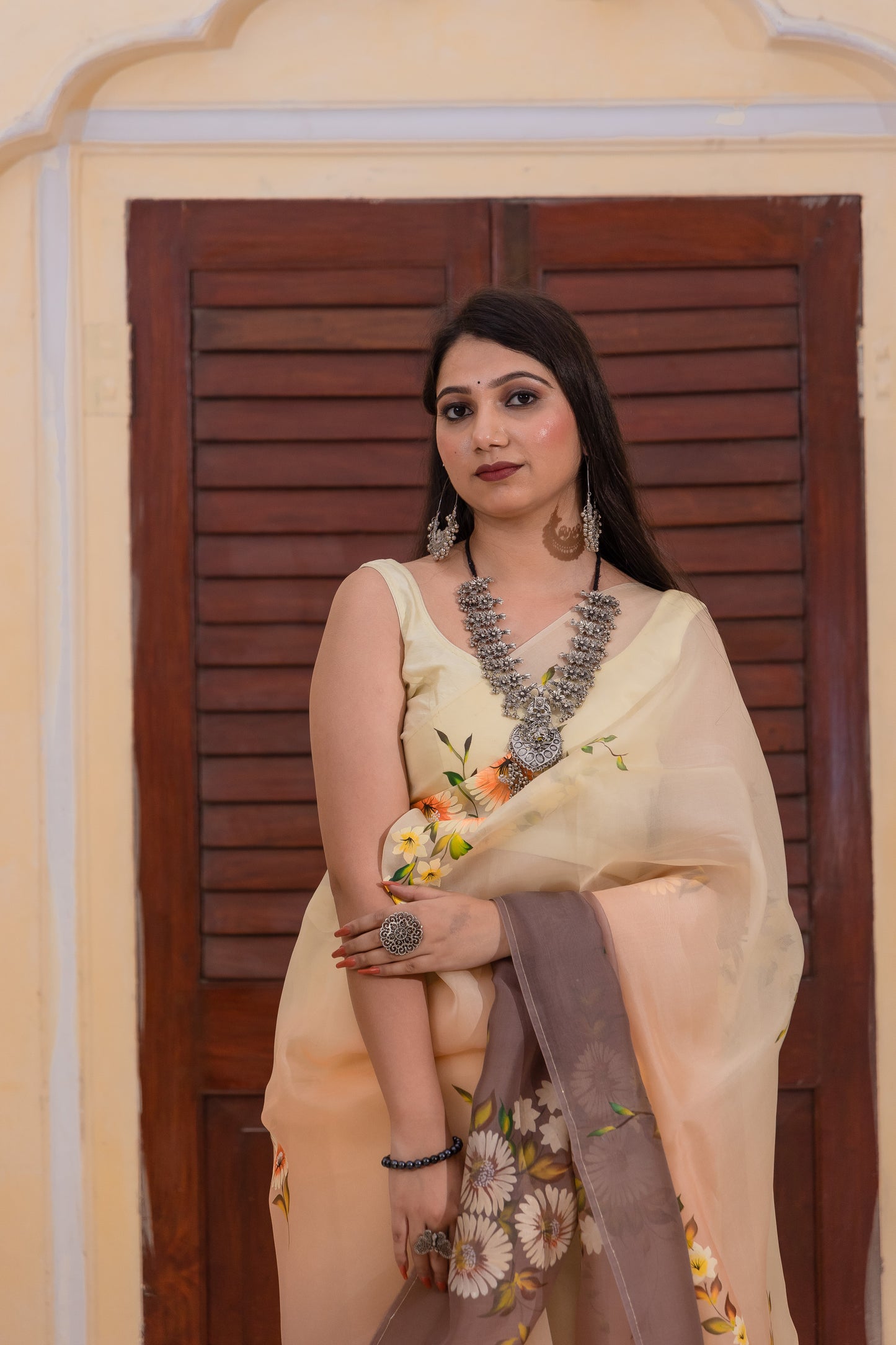 Adorned with delicate florals - beauty of nature with this stunning three-shaded brown saree 🌼 🍂