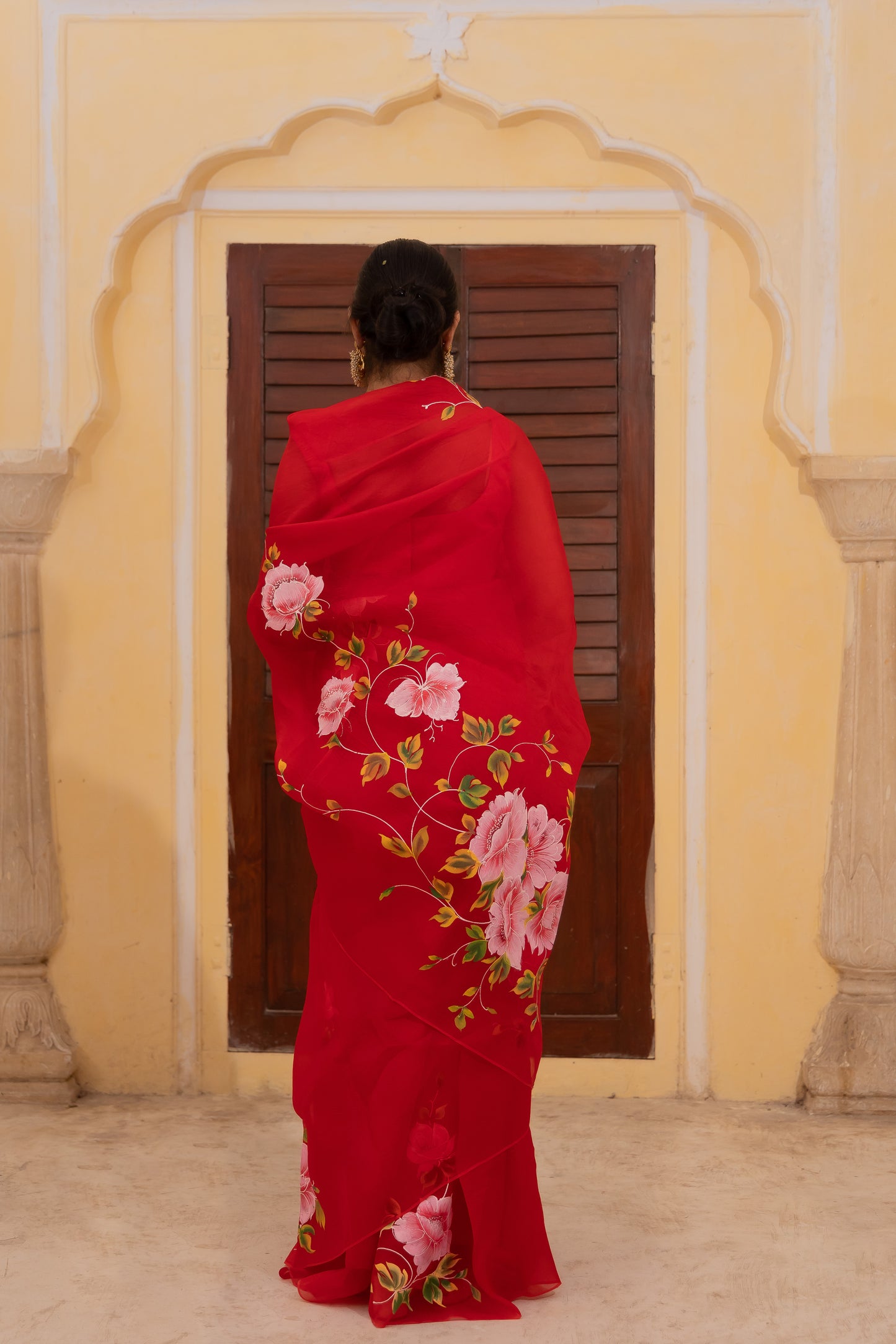 Blooms of elegance on a vibrant canvas 🌹✨ - embrace the garden of tradition! 🌺