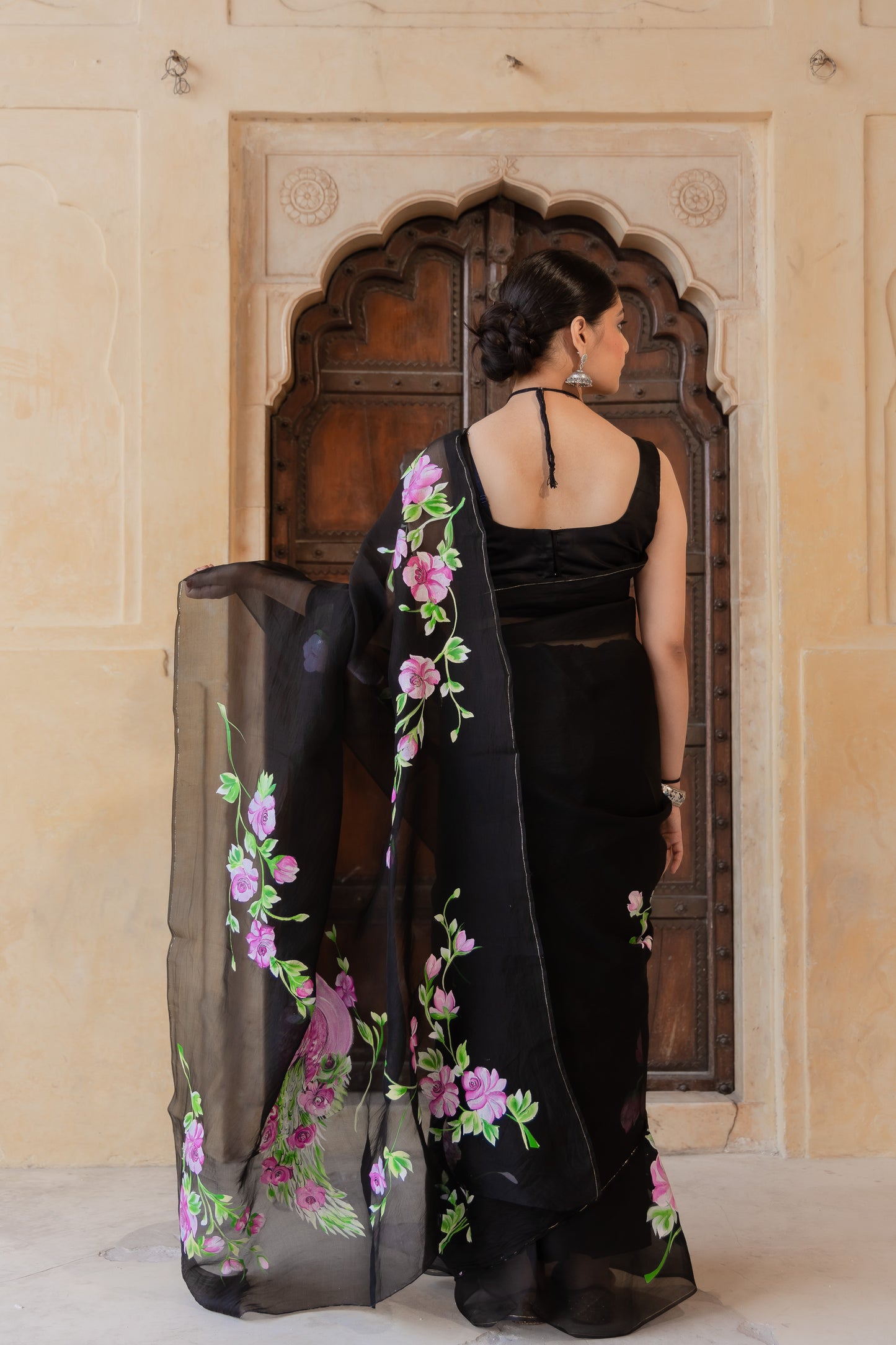 Bold and beautiful in blooms and black. 🌸🖤