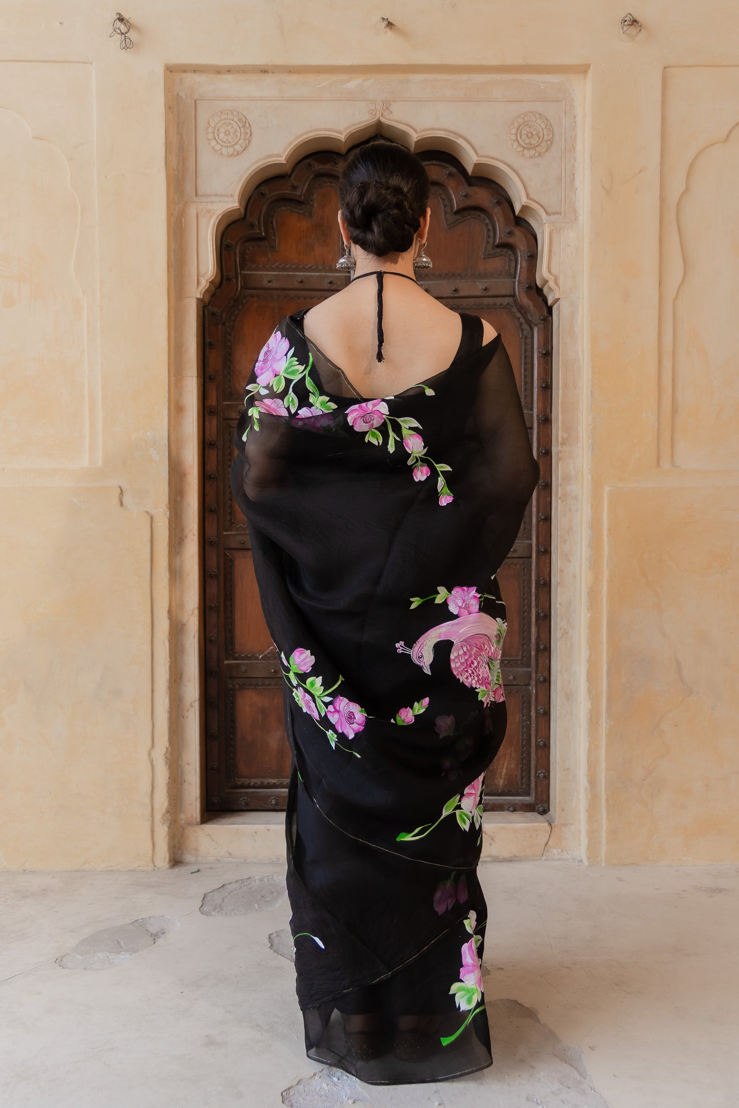 Bold and beautiful in blooms and black. 🌸🖤